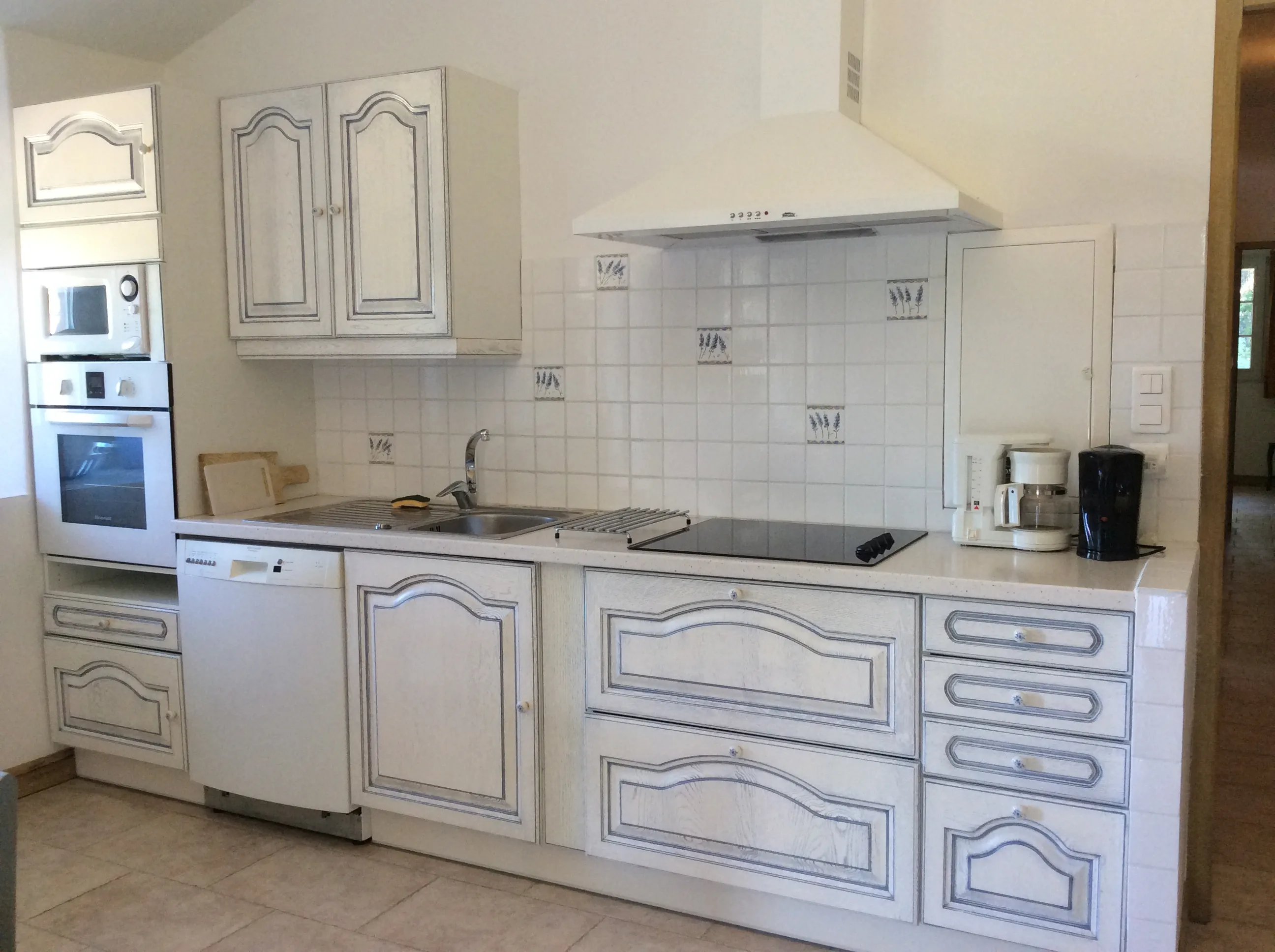 Coin cuisine: plaque de cuisson, hotte, lave vaisselle, four électrique, micro ondes, frigo congélateur